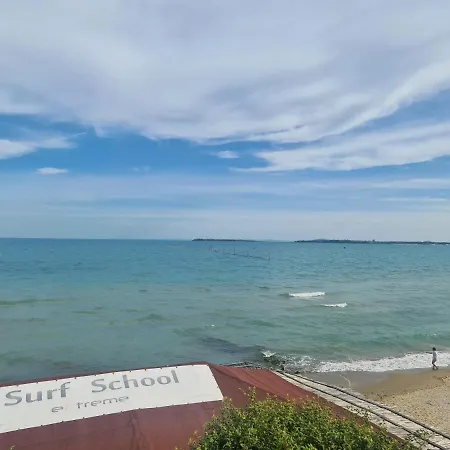 Sea Dreams Yellow Submarine Apart Otel Sveti Vlas